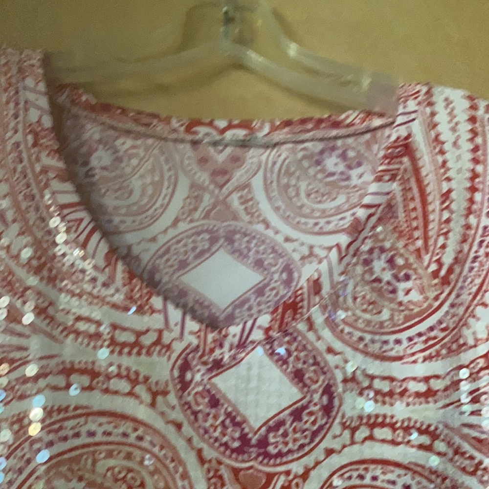 Extra large short sleeve adorable red and white small sequin top - Picture 3 of 6